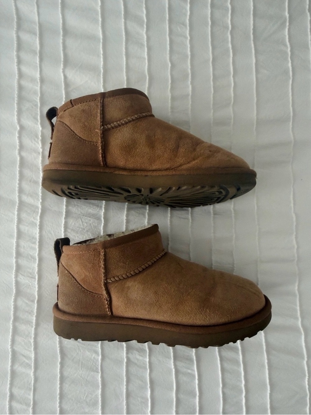 Women’s Classic Ultra Mini Uggs Size 6